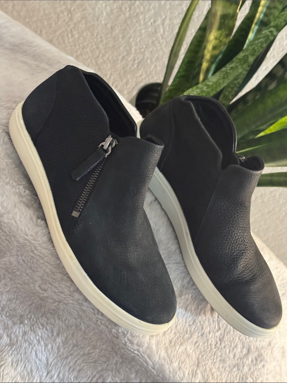 ECCO Nubuck Black Leather Zip Ankle Bootie - Women's Size EU 38 / US 7 - 7.5 W